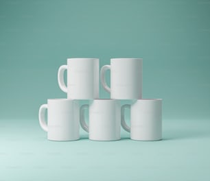 Un grupo de tazas de café blanco apiladas una encima de la otra