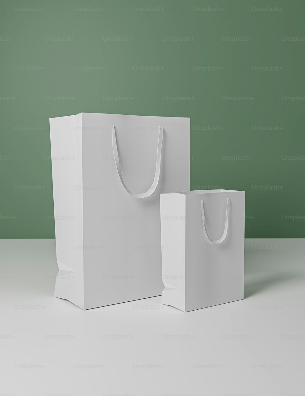 Zwei weiße Säcke, die nebeneinander auf einem Tisch sitzen
