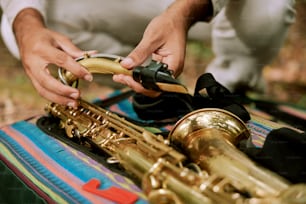 eine Nahaufnahme einer Person, die Saxophon spielt