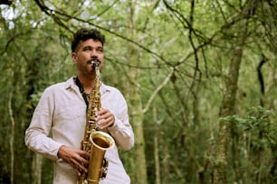 Un homme jouant du saxophone dans une forêt