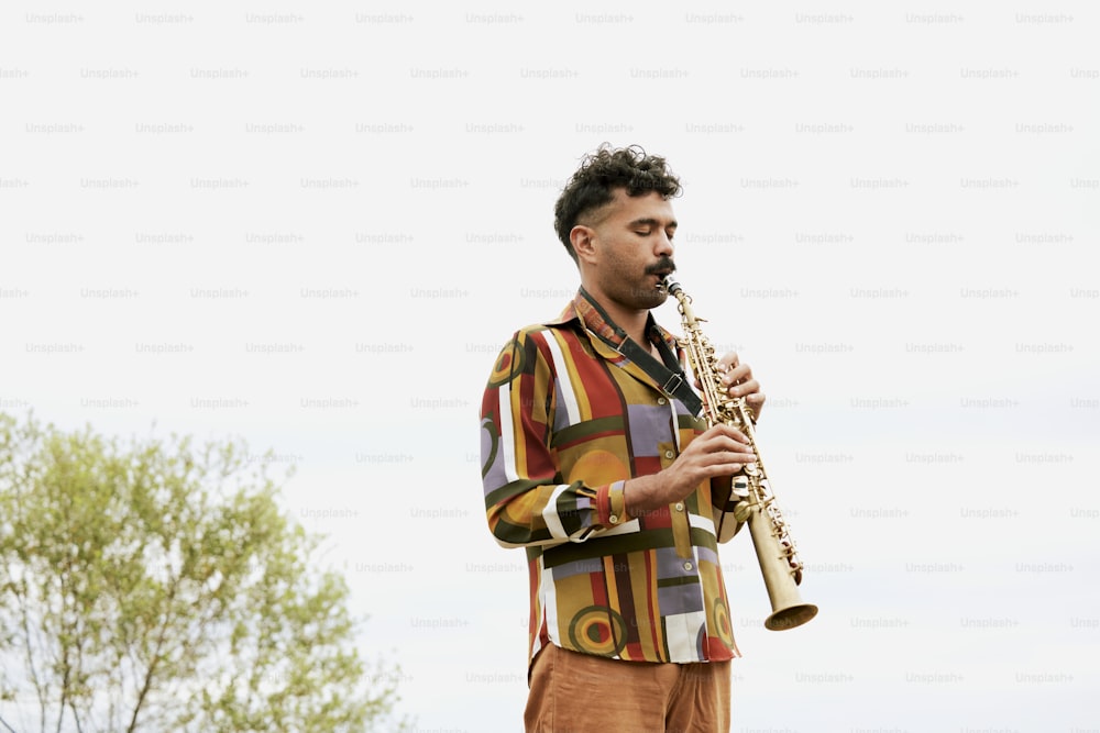 um homem tocando um saxofone em um dia ensolarado