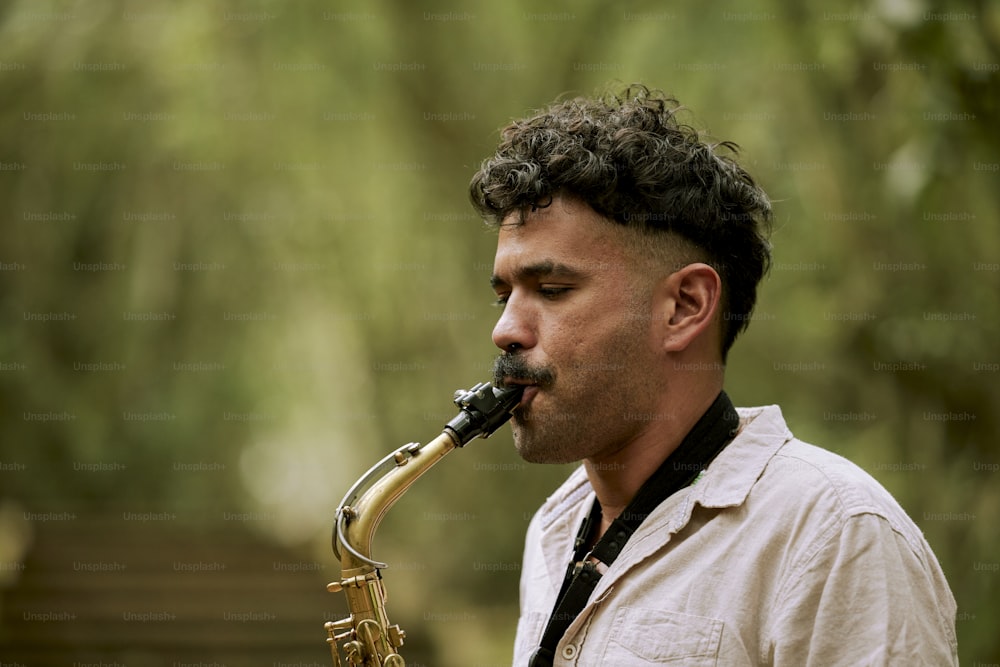 um homem que toca um saxofone em uma floresta
