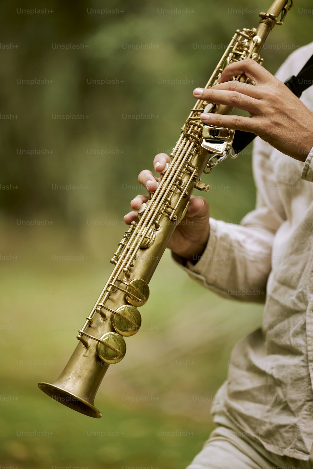 um homem segurando um saxofone em suas mãos