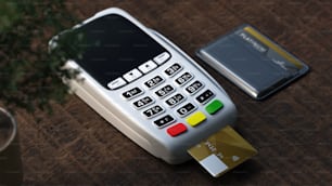 un telefono cellulare e una carta di credito su un tavolo