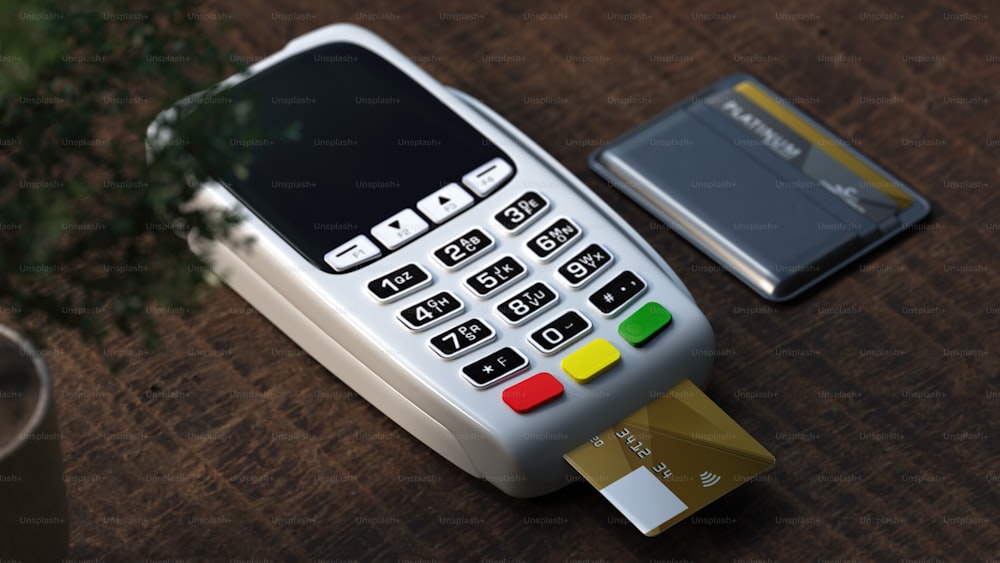 um telefone celular e um cartão de crédito em uma mesa