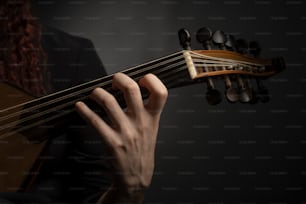 um close up de uma pessoa tocando guitarra