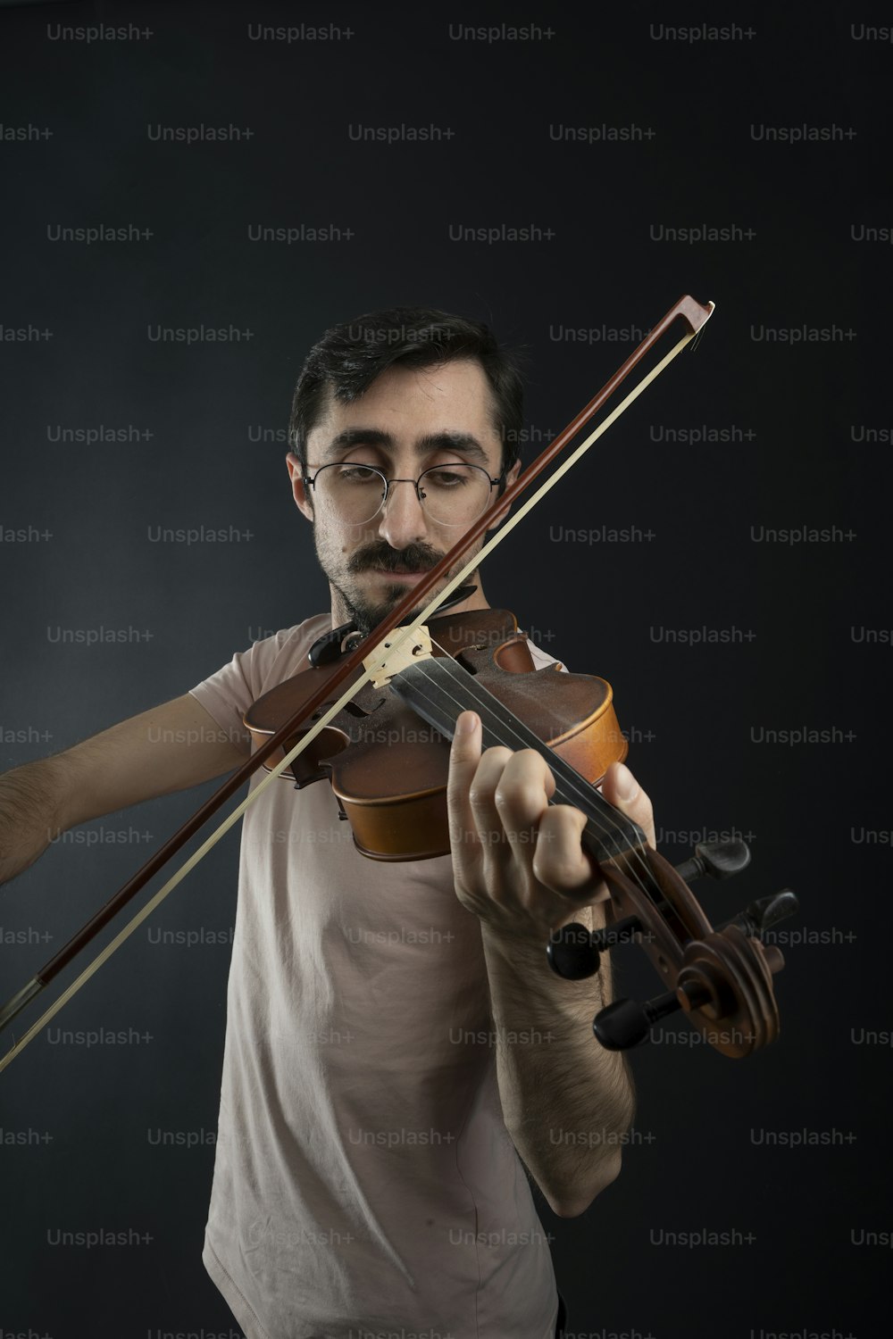 Un homme tenant un violon dans sa main droite