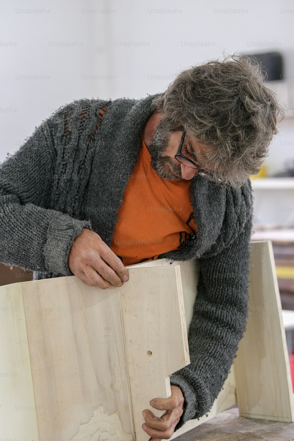 Un uomo che lavora su un pezzo di legno