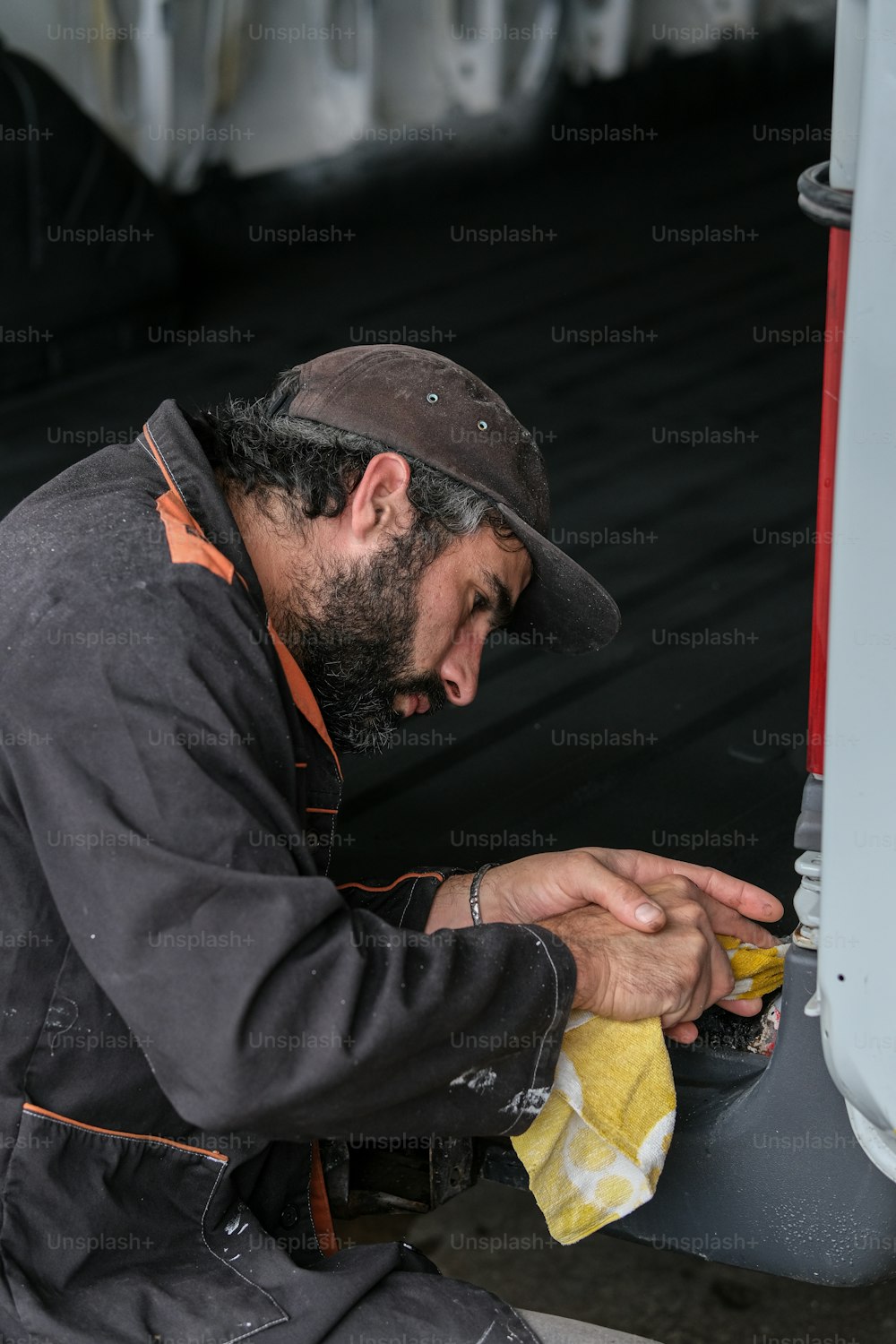 Un uomo con un cappello sta lavorando su un pezzo di metallo