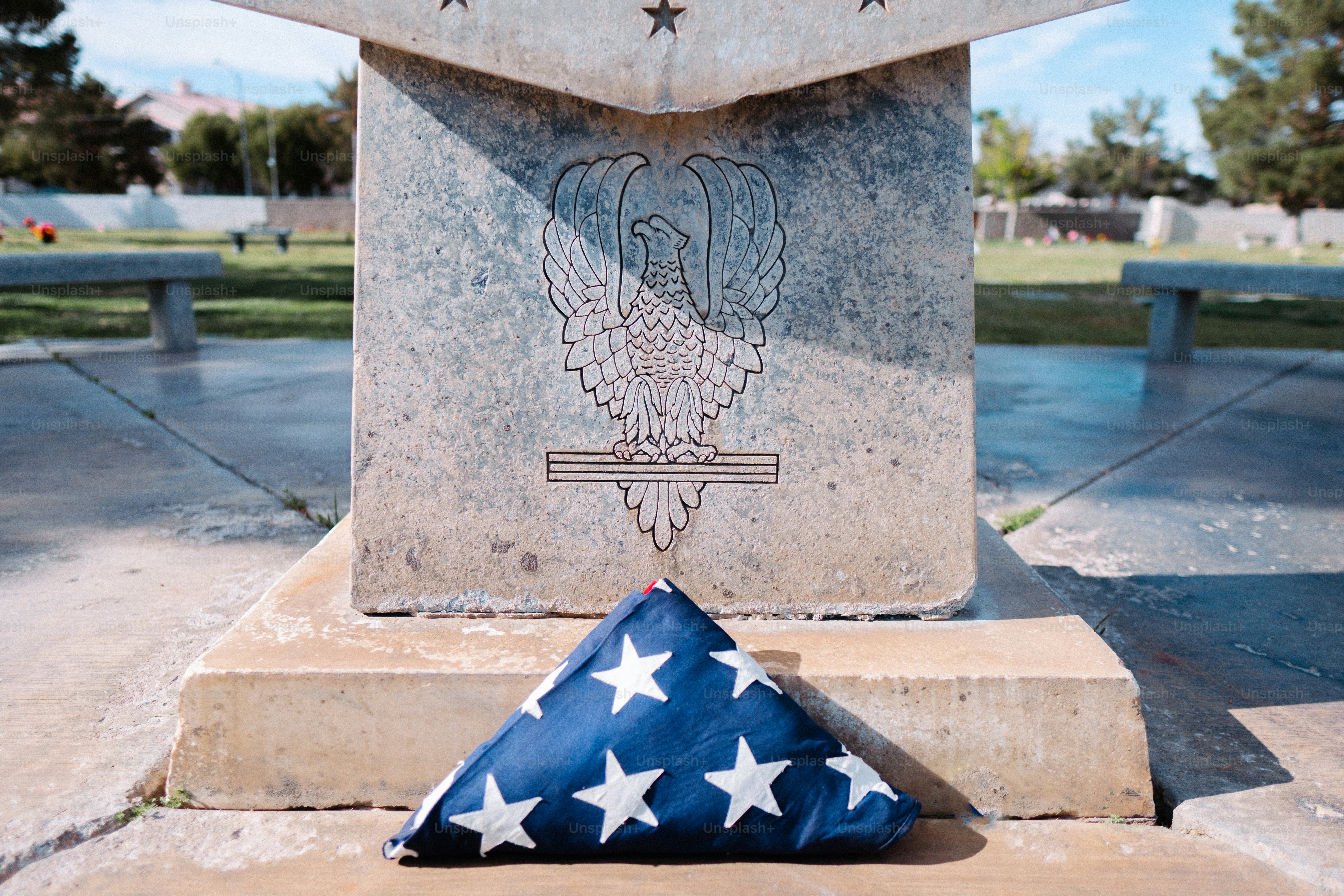 Una bandera colocada en la parte superior de un monumento de piedra