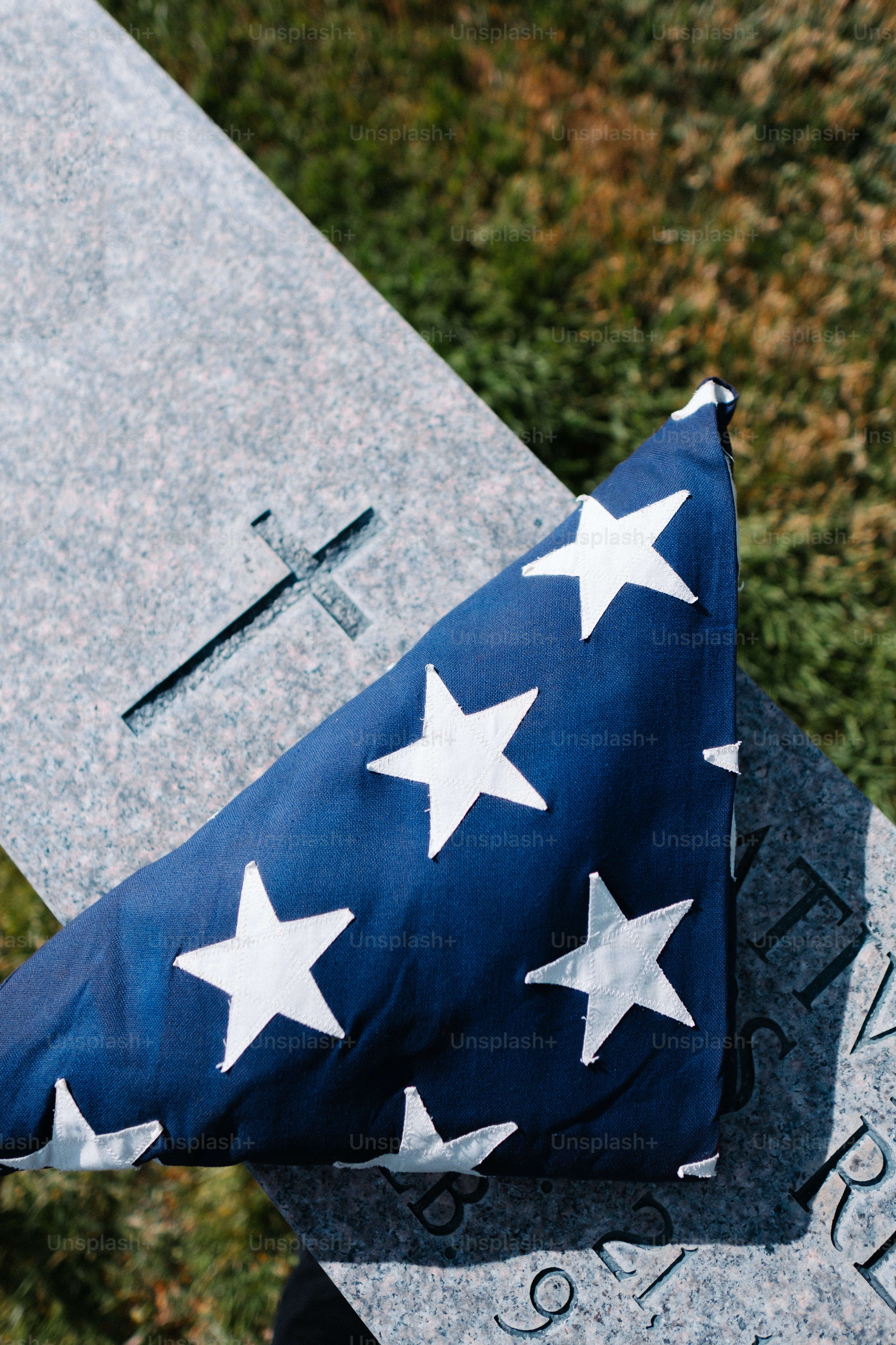 ein blau-weißes Kissen mit weißen Sternen darauf