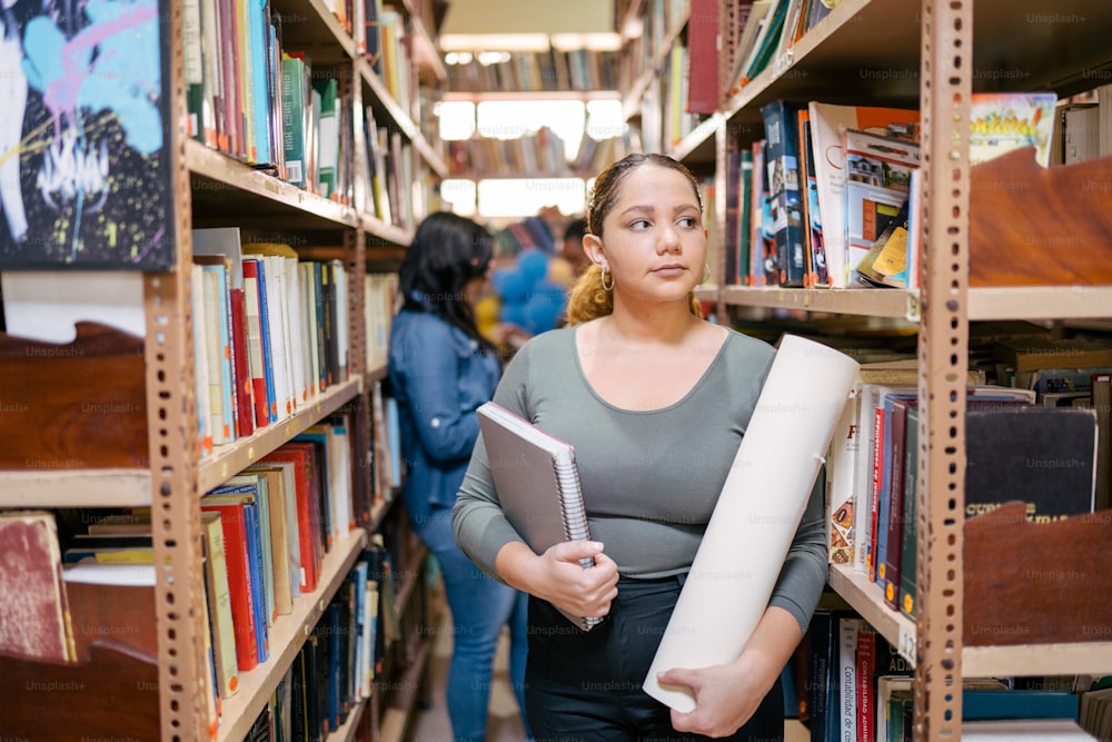Eine Frau, die ein Buch in einer Bibliothek hält