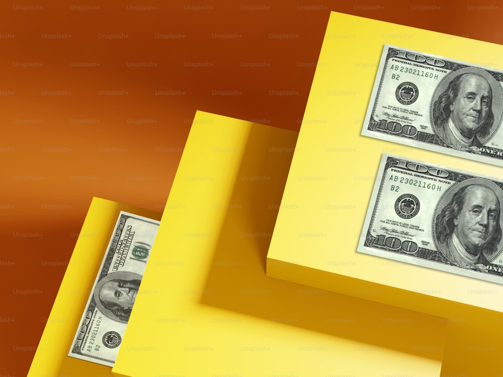 Tres pilas de billetes de cien dólares sobre fondo amarillo