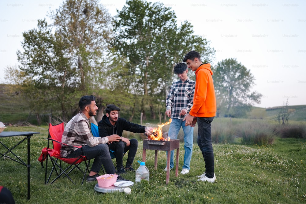 Eine Gruppe von Menschen, die um eine Feuerstelle sitzen