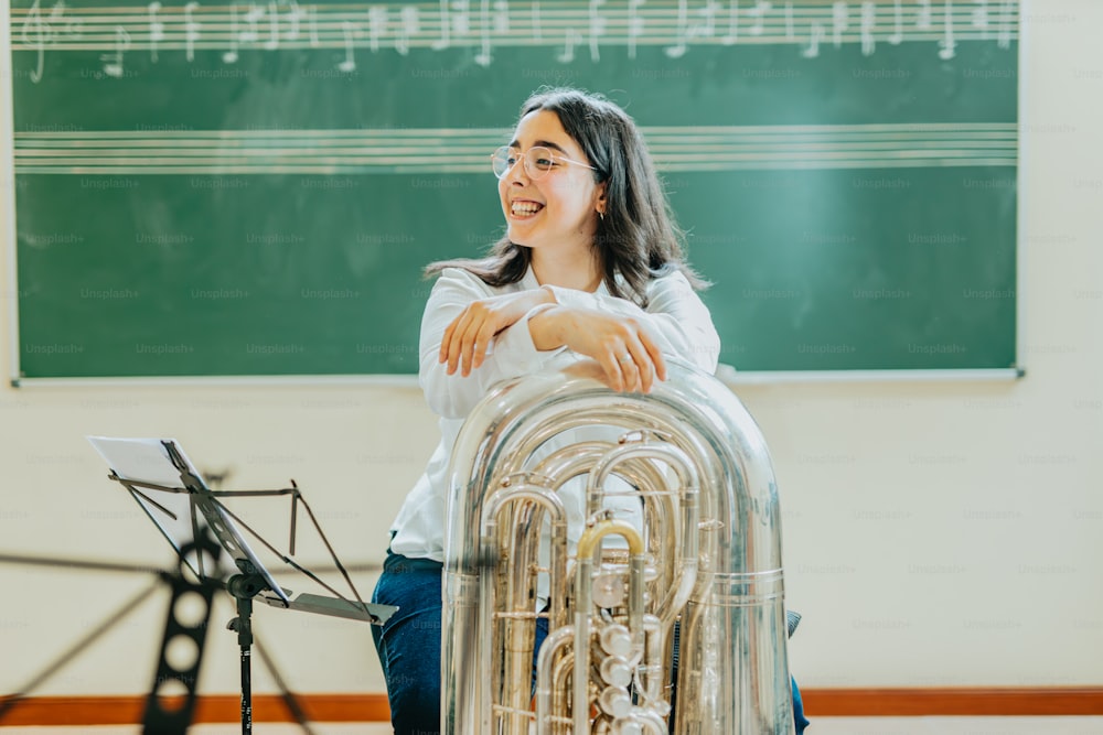 Une femme debout devant un instrument de musique