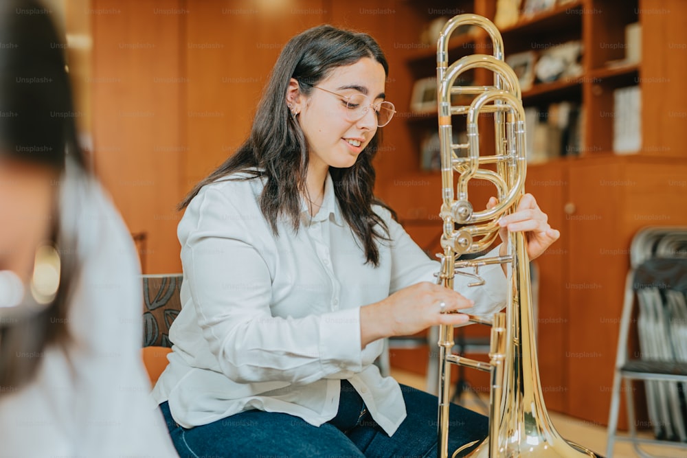 una donna seduta su una sedia che suona uno strumento musicale