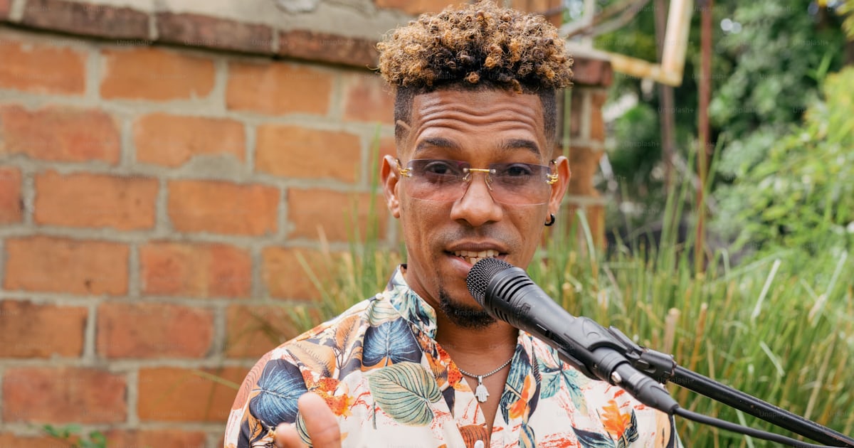 マイクの前に立つ男の写真 歌手 Unsplashの写真