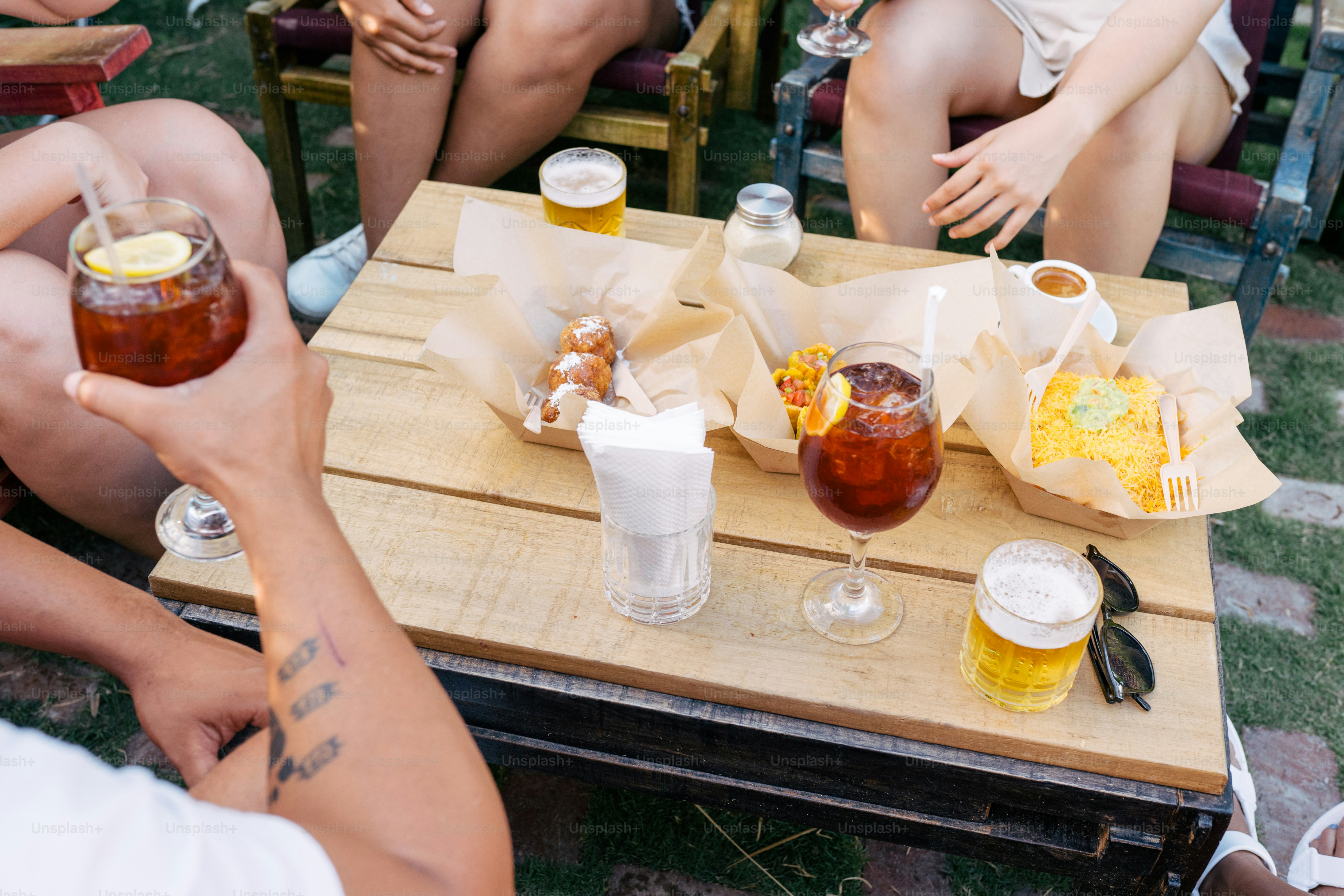 un groupe de personnes assises autour d’une table avec des boissons