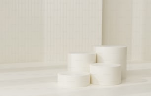 El podio blanco cilíndrico basa el lujo sobre fondo blanco abstracto. Escenario de exhibición de productos y espacio publicitario. Ilustración de renderizado 3D
