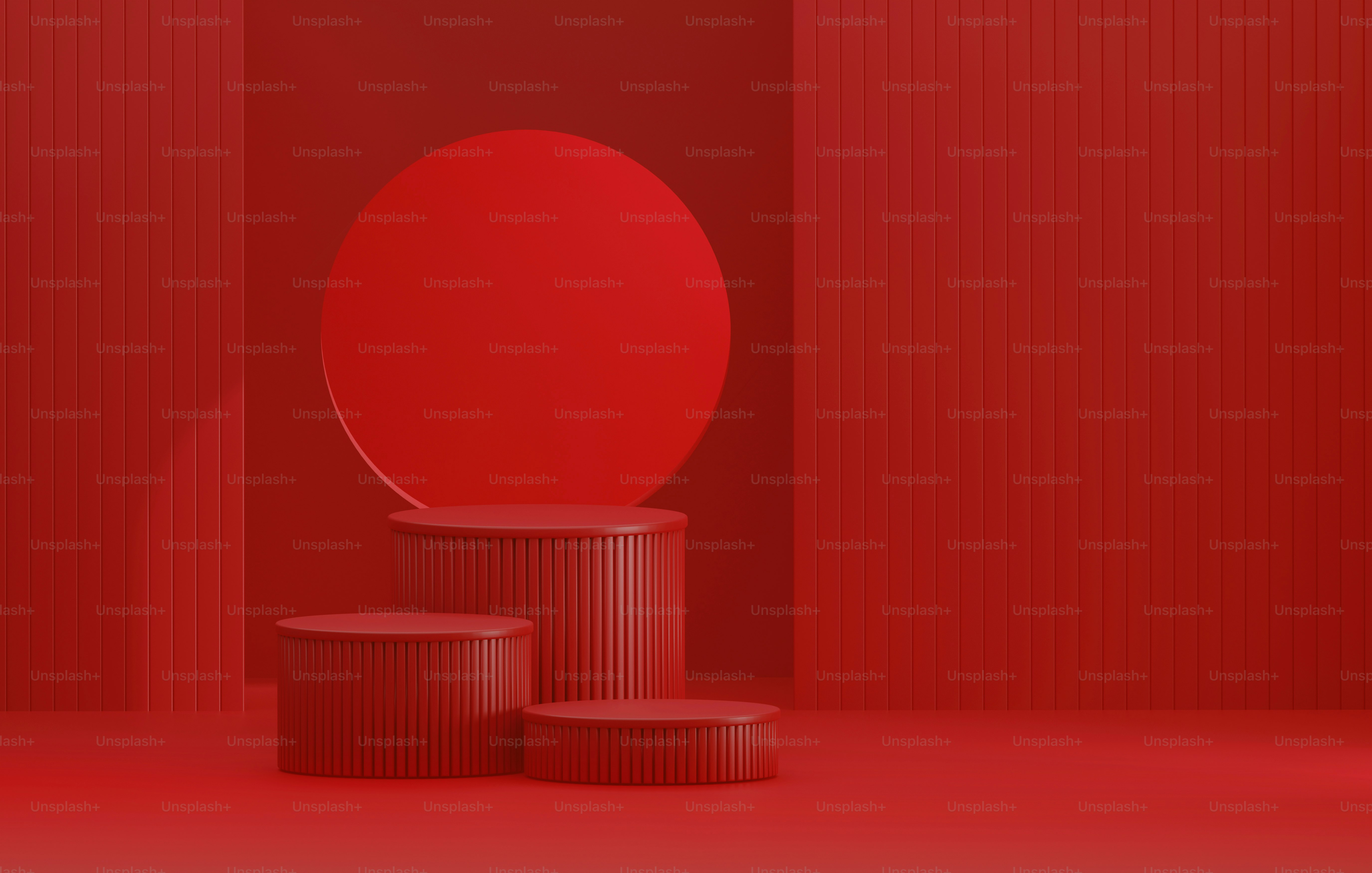 Lingkaran podium merah berdasarkan latar belakang merah ruang studio abstrak. Tampilan produk dan ruang iklan. Ilustrasi render 3D