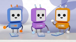um grupo de três pequenos robôs de pé um ao lado do outro