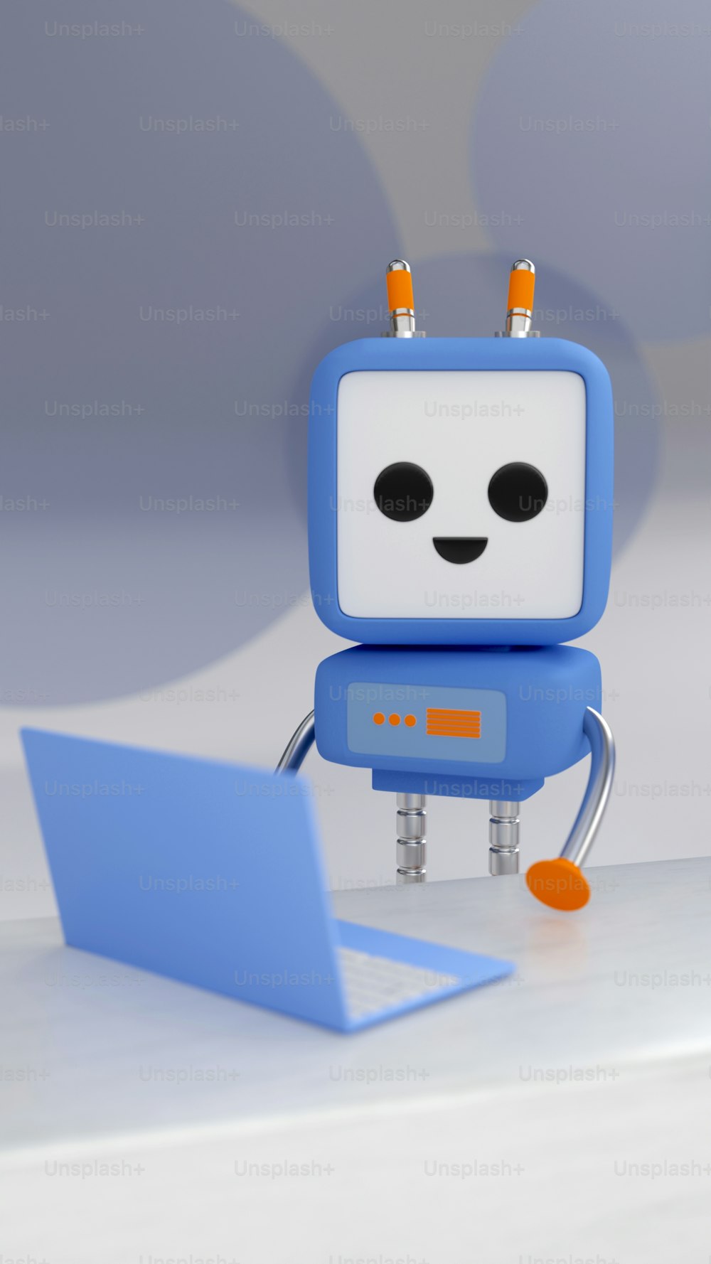 Un pequeño robot con un portátil sobre una mesa