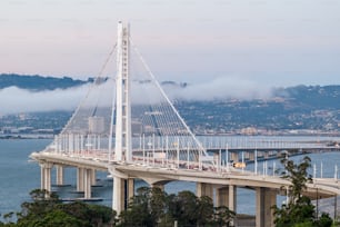 un ponte su un grande specchio d'acqua