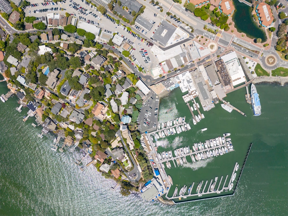 Una vista aérea de un puerto deportivo con barcos en el agua