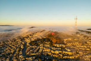 Eine Luftaufnahme einer Stadt, die von Wolken umgeben ist