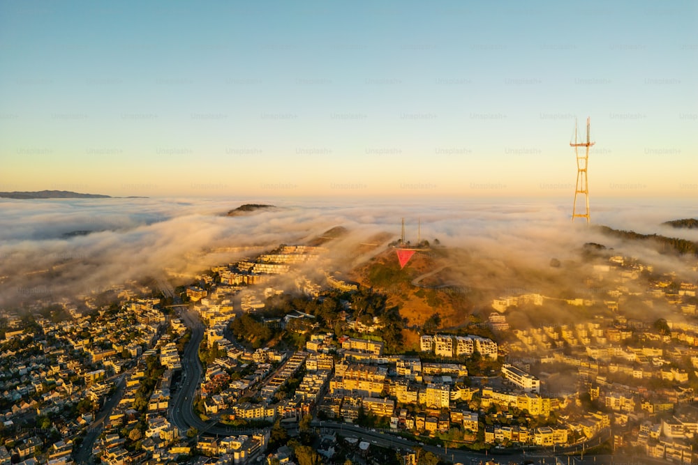 Une vue aérienne d’une ville entourée de nuages