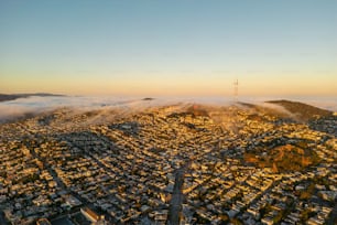 Una veduta aerea di una città con una montagna sullo sfondo