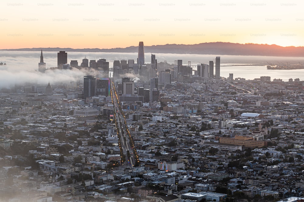 Una vista de una ciudad con muchos edificios altos