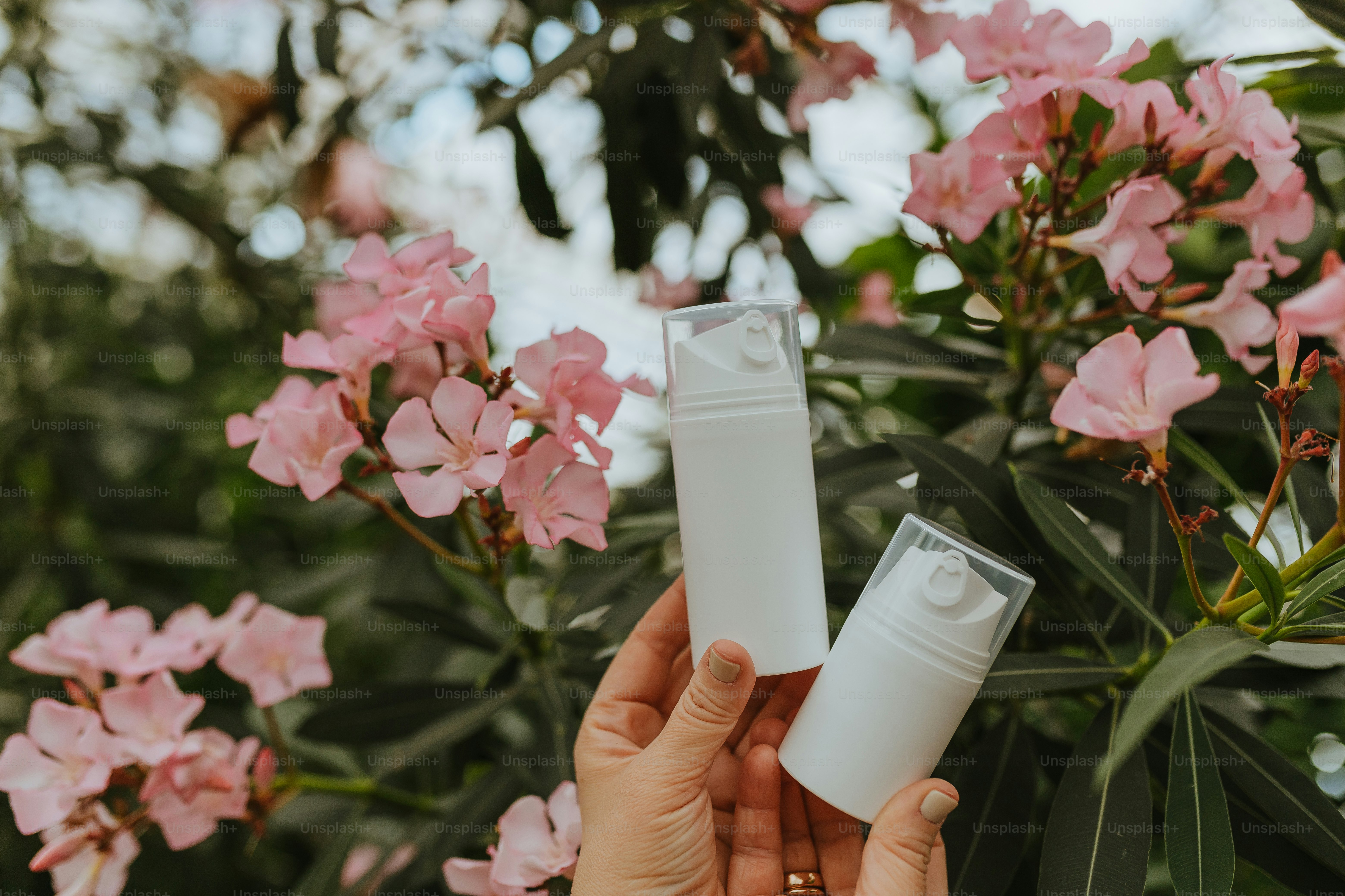 una persona che tiene un tubetto di lozione accanto a un tubetto di lotto