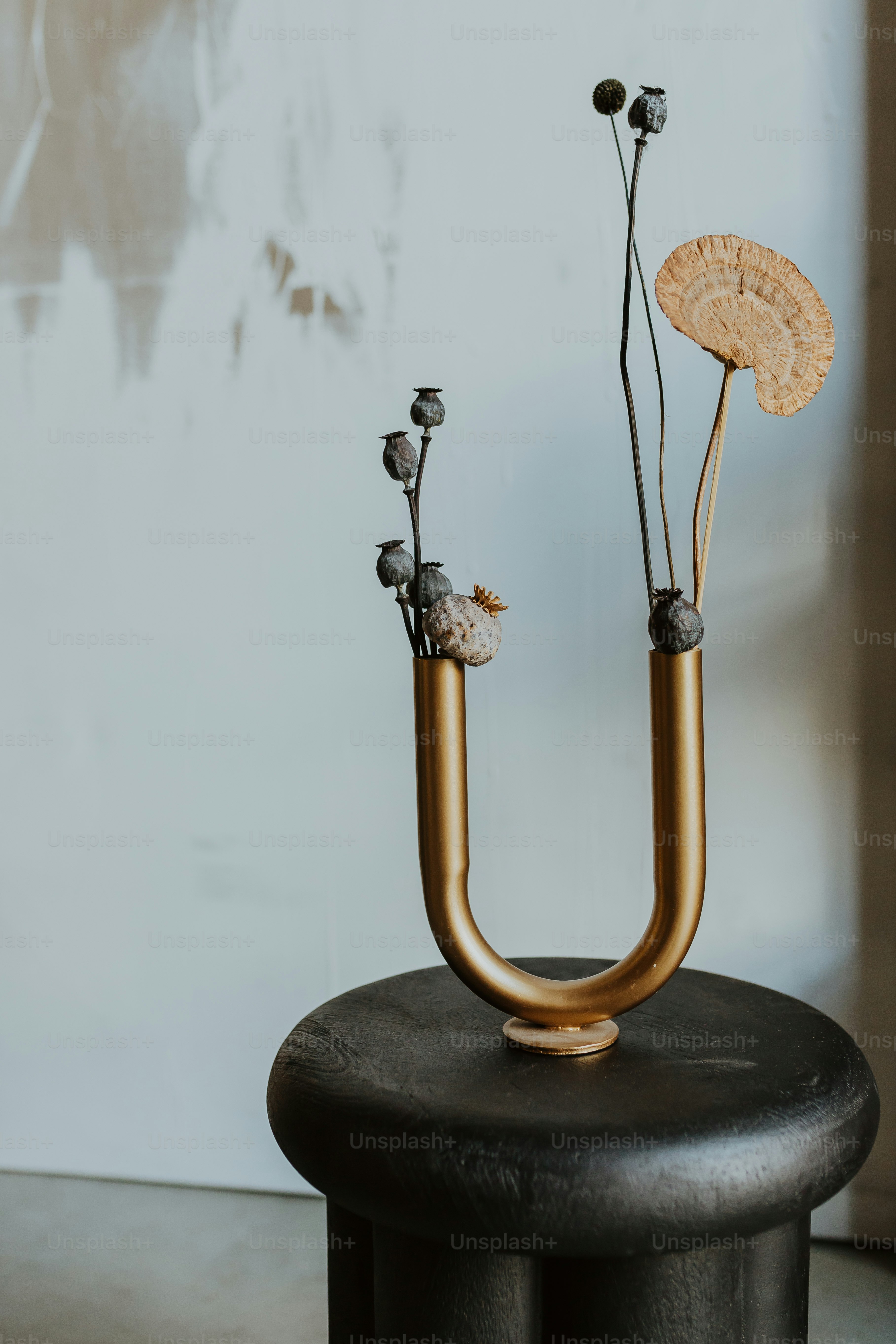 quelques vases en métal assis sur une table