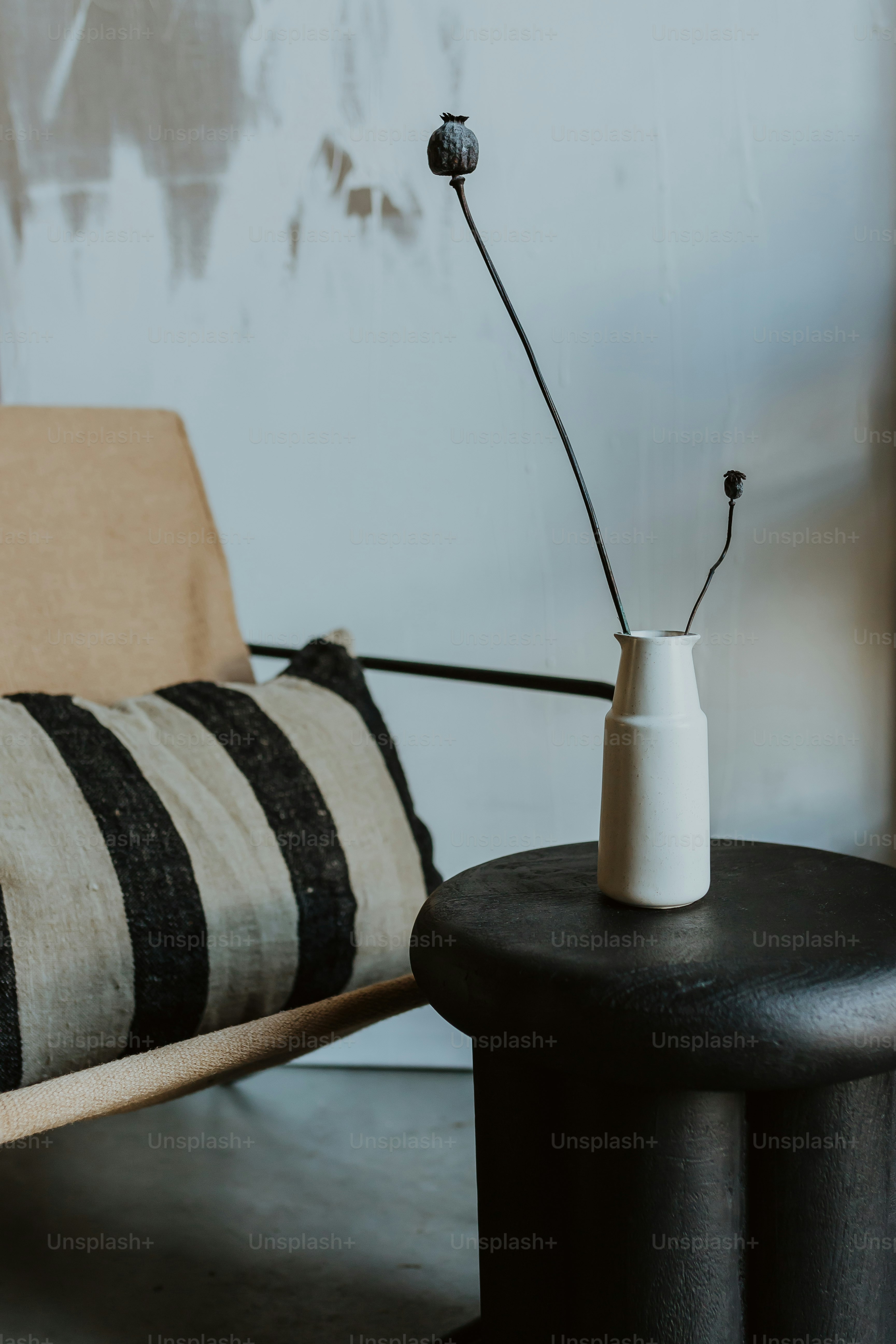 un vase blanc avec une seule fleur dedans