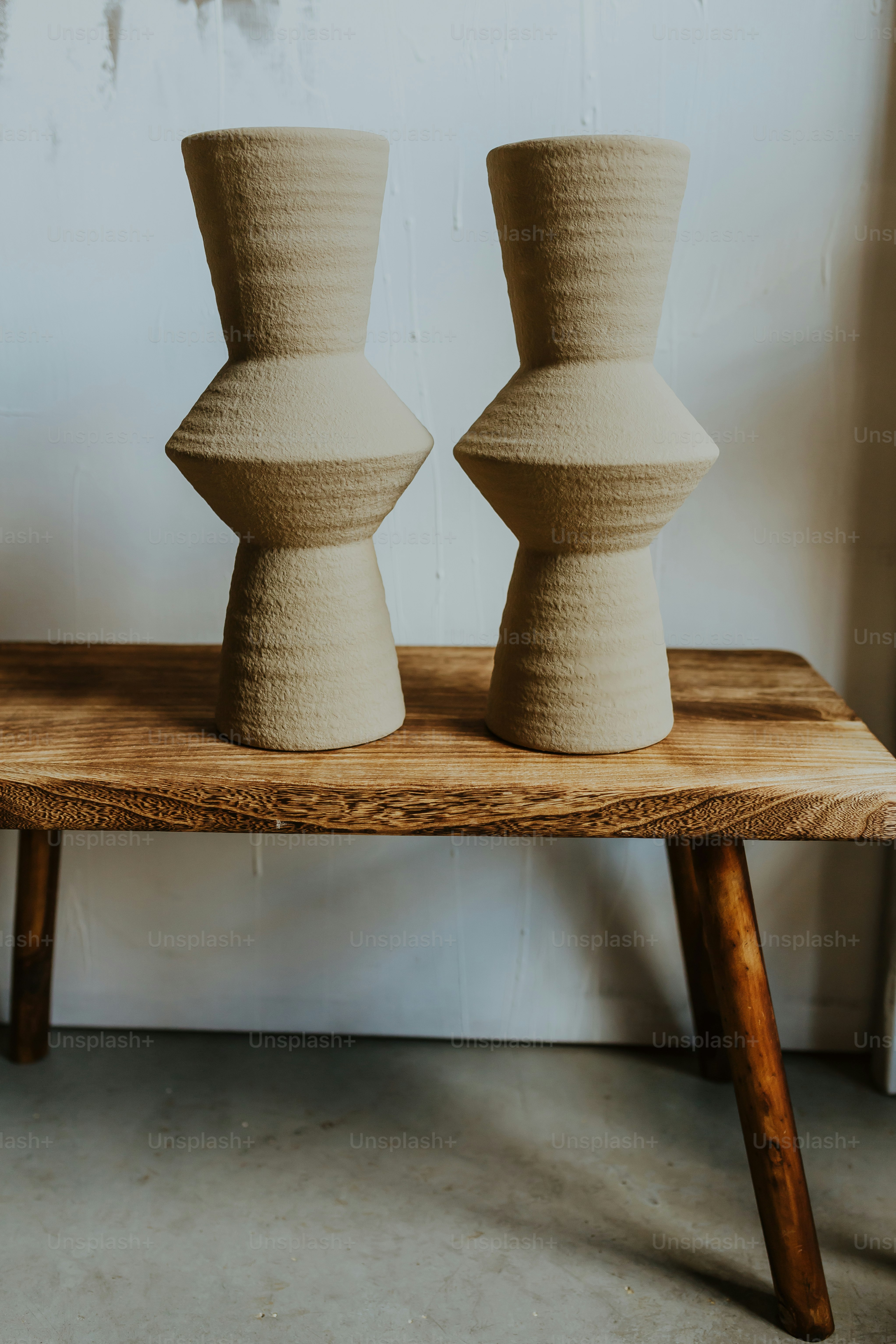 deux vases assis sur une table en bois