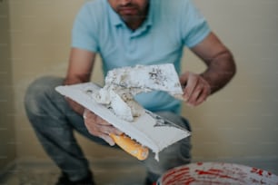 Un hombre sosteniendo un trozo de comida en la mano