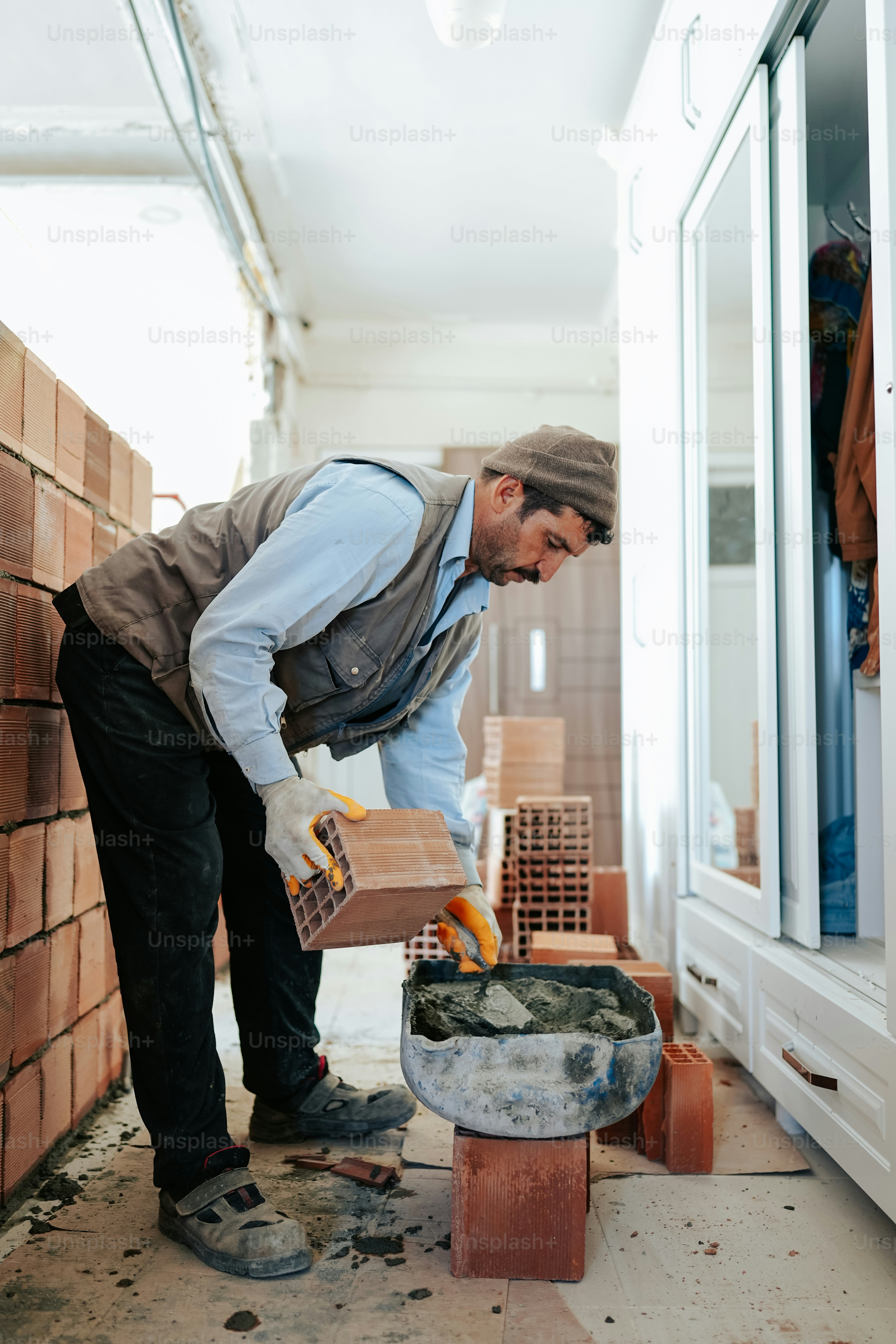 Ein Mann arbeitet an einem Stück Holz