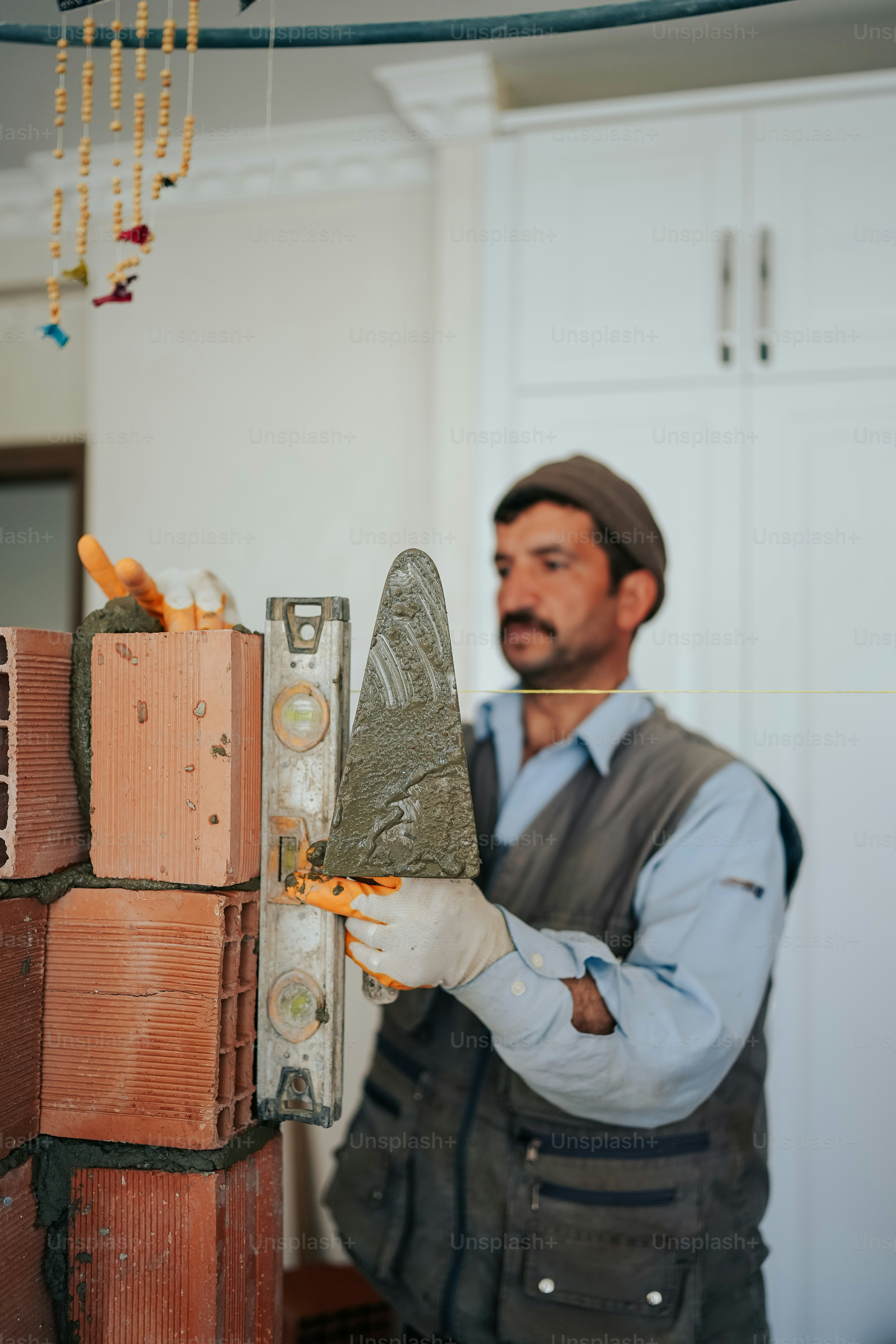 Ein Mann arbeitet an einem Stück Holz