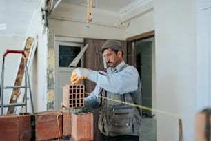 Ein Mann arbeitet an einem Stück Holz