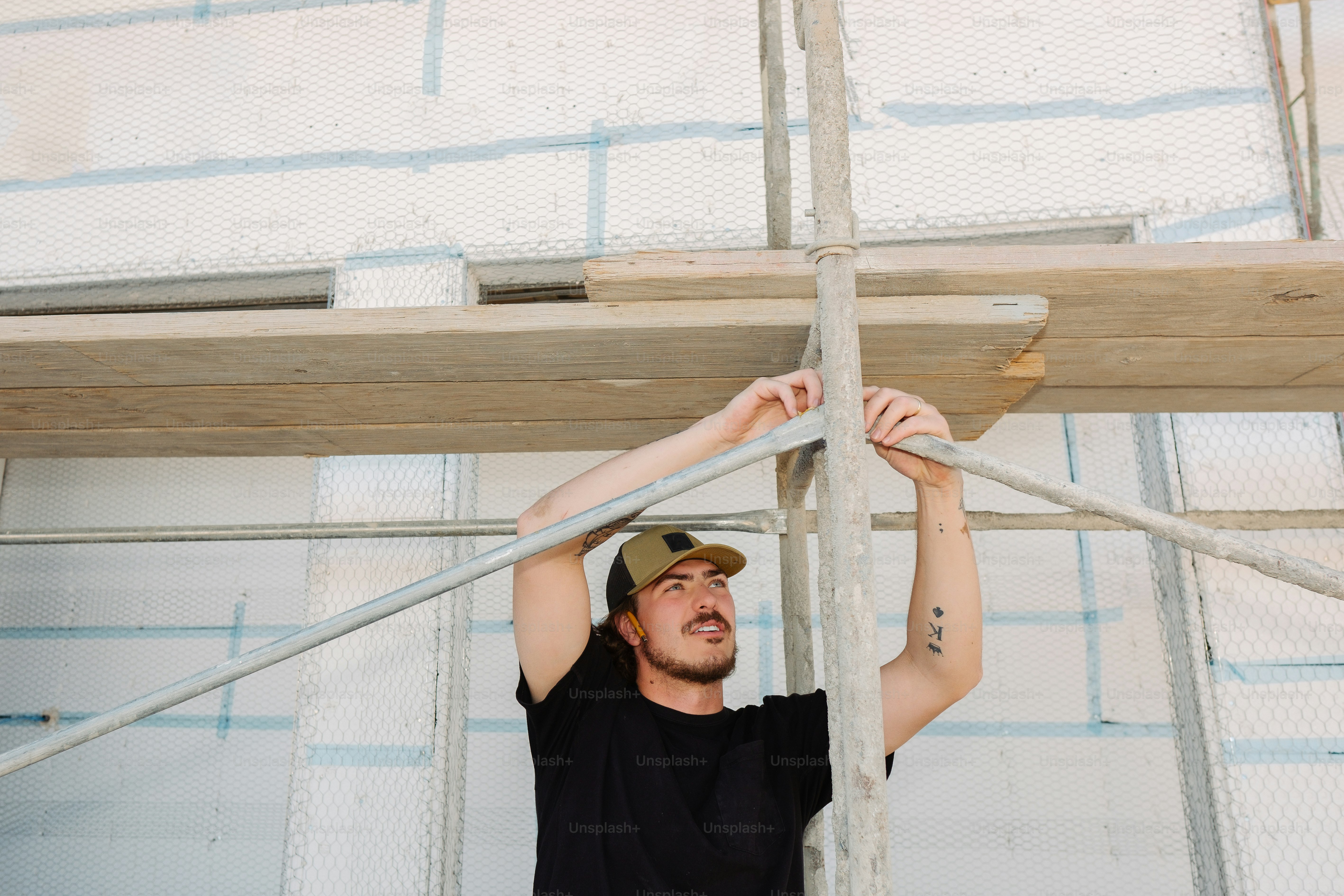 Ein Mann in schwarzem Hemd und Baseballmütze
