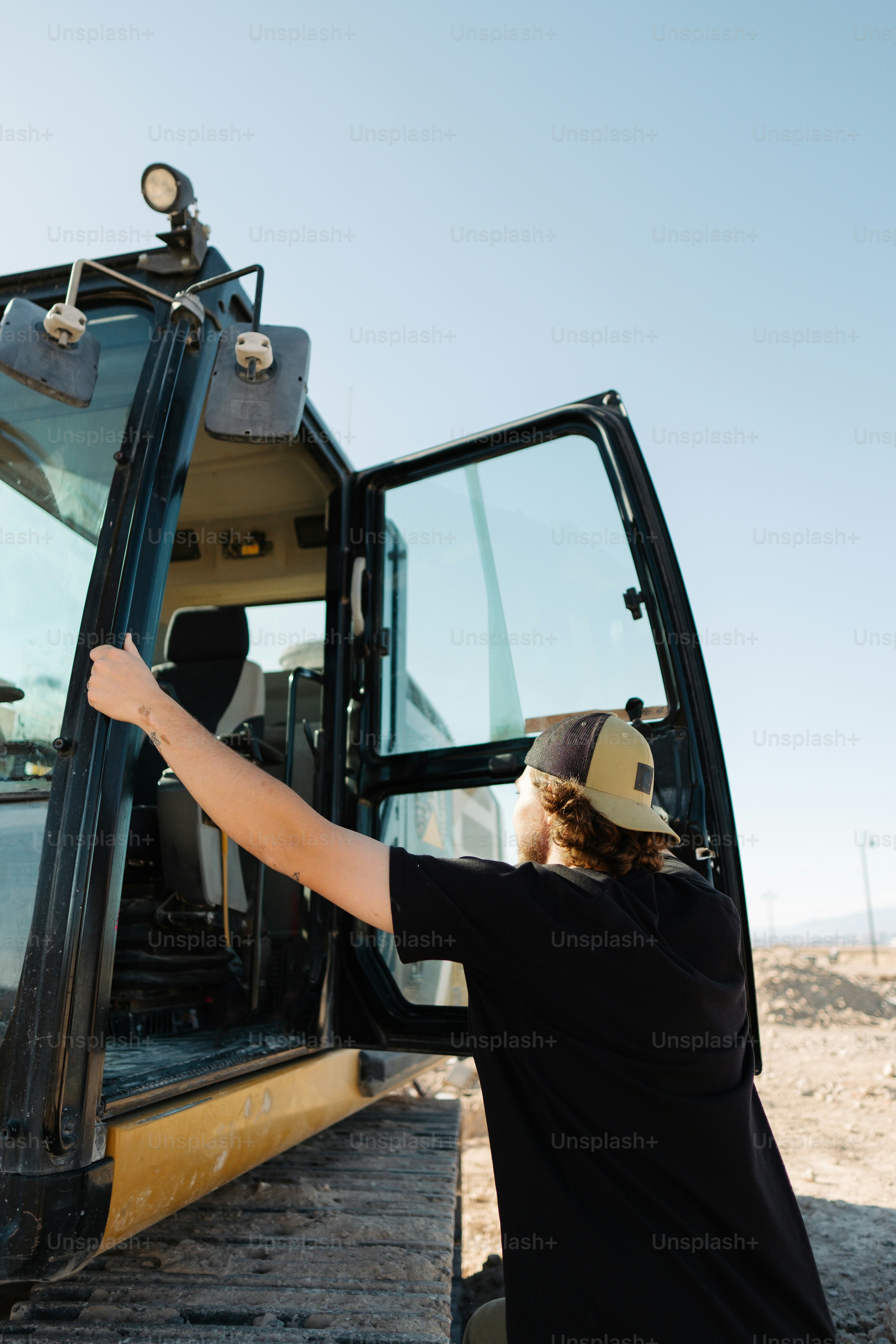 uma pessoa em pé na frente de uma porta de trator