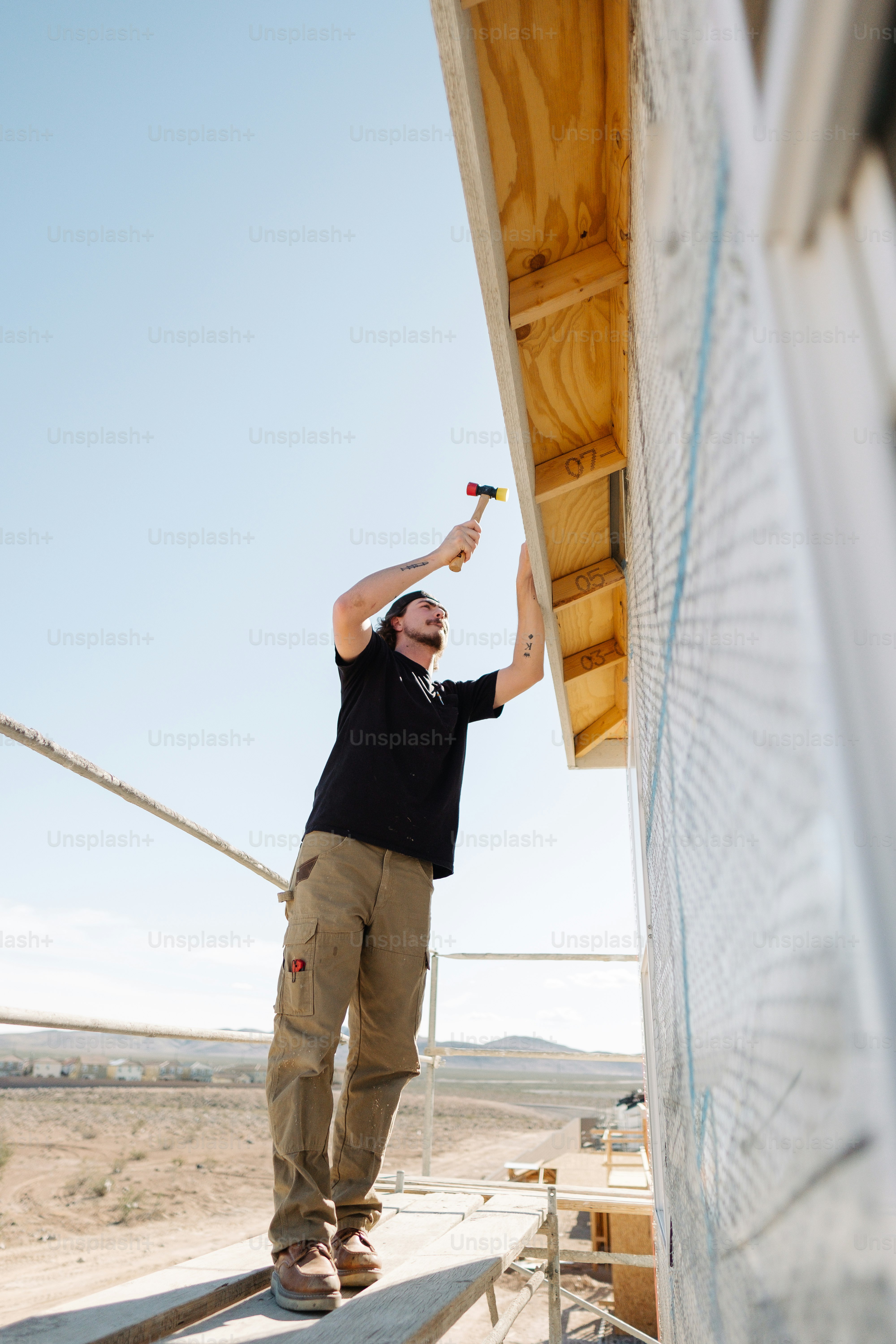 um homem está pintando o lado de um edifício