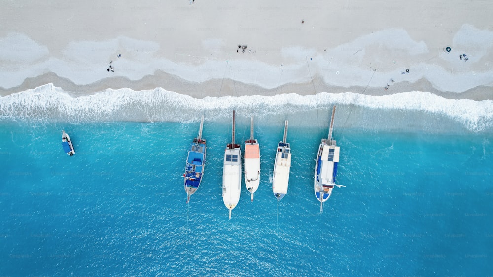 Un grupo de barcos flotando sobre un cuerpo de agua