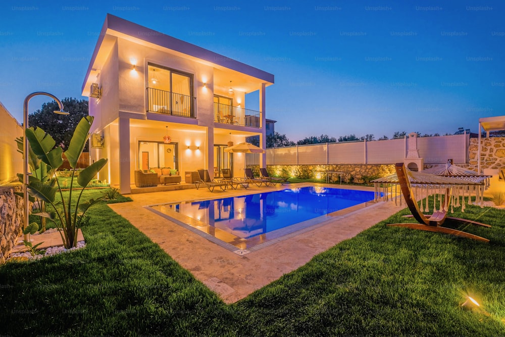 uma casa com uma piscina no quintal