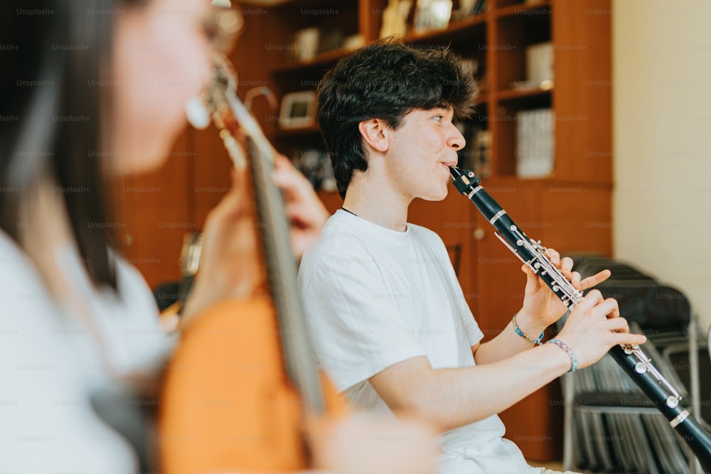 um jovem tocando uma flauta em uma sala de estar