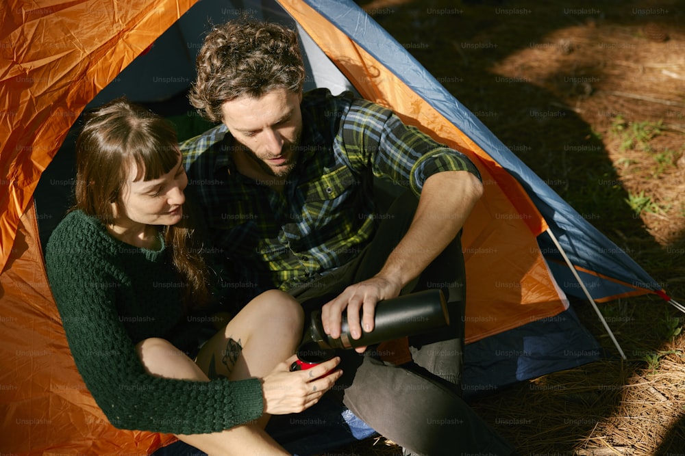 Ein Mann und eine Frau sitzen in einem Zelt