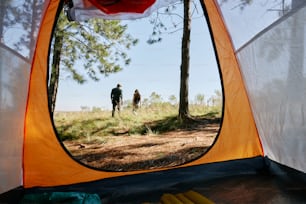 un uomo e una donna sono in piedi in una tenda