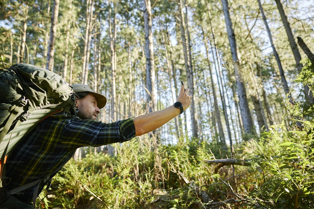 Un uomo con uno zaino nel bosco