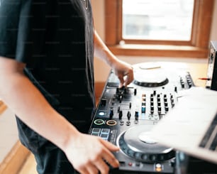 um dj misturando música na frente de um laptop